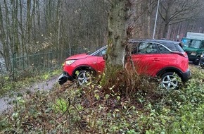 Feuerwehr Remscheid: FW-RS: PKW droht in Eschbachtalsperre zu stürzen