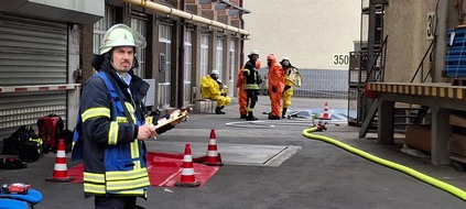 KFV-CW: Säure-Unfall mit 18 Verletzten / Großeinsatz in Galvanik von Hittech Prontor