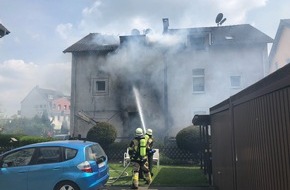 Kreispolizeibehörde Unna: POL-UN: Schwerte - Brand eines Mehrfamilienhauses: Zwei Einsatzkräfte der Feuerwehr und ein Bewohner verletzt