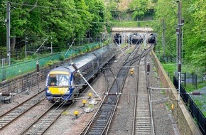 Motorola Solutions: ScotRail rüstet sein Zugpersonal mit Bodycams von Motorola Solutions aus / Bahnbetreiber in Schottland setzt mehr als 1.000 Körperkameras ein, um die Sicherheit in Zügen und Bahnhöfen zu erhöhen