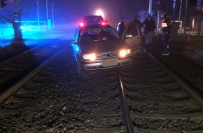Polizei Steinfurt: POL-ST: Emsdetten, Autofahrer hängt auf Bahngleisen fest, Polizei lässt Züge stoppen, niemand verletzt