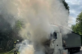 Feuerwehr Essen: FW-E: Zugmaschine geht in Flammen auf