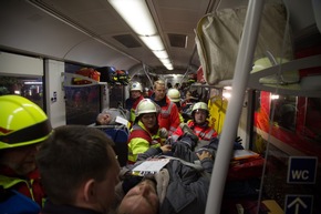 RKiSH: 40 Verletzte bei Zugunglück auf der Rendsburger Eisenbahnbrücke - Rettungskräfte proben den Ernstfall