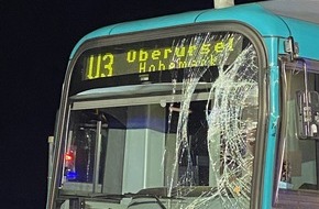 Feuerwehr Frankfurt am Main: FW-F: Frankfurt Stadtgrenze zu Oberursel, Weißkirchener Berg / Rosa-Luxemburg-Straße. Schwerer Verkehrsunfall mit U-Bahn und Bus