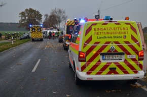 POL-STD: Drei Autoinsassen bei Unfall schwer verletzt