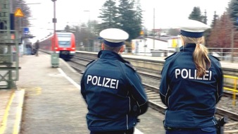 Bundespolizeidirektion München: Bundespolizeidirektion München: Mehrere Gewaltdelikte in Bahnhöfen und Haltepunkten beschäftigen die Bundespolizei: U.a. Attacken gegen DB-Prüfdienst sowie Einsatz am Flaschenhals abgeschlagener Glasflasche