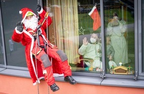 Feuerwehr Frankfurt am Main: FW-F: Höhenretter der Feuerwehr beglücken kleine Patienten zu Nikolaus