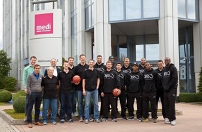 medi GmbH & Co. KG: Gut gerüstet in die neue Saison: Die Basketball-Mannschaft medi bayreuth besucht den Hauptsponsor (FOTO)