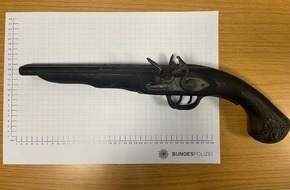 Bundespolizeidirektion Sankt Augustin: BPOL NRW: Schokoriegel gestohlen - Bundespolizei stellt antike Waffe sicher