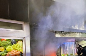 Freiwillige Feuerwehr Horn-Bad Meinberg: FW Horn-Bad Meinberg: Gemeldeter Wohnungsbrand - Feuer zerstört Geschäftsräume