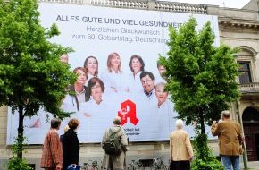 ABDA Bundesvgg. Dt. Apothekerverbände: Größte Glückwunschkarte zum 60. der Bundesrepublik hängt in Berlin / Apotheker gratulieren: "Gesundheit hat viele Gesichter"