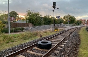 Bundespolizeiinspektion Flensburg: BPOL-FL: Süderbrarup - Unbekannte legen großen LKW-Reifen auf die Gleise