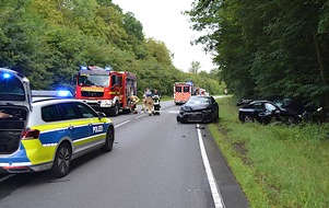 Polizeiinspektion Hameln-Pyrmont/Holzminden: POL-HM: Frontalzusammenstoß mit 2 Schwerverletzten auf der Bundesstraße 442