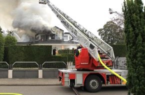 Feuerwehr Essen: FW-E: Dachstuhlbrand in freistehendem Einfamilienhaus, ein 29 Jahre alter Handwerker verletzt