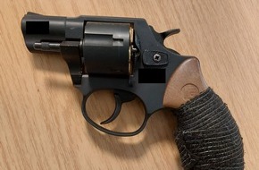 Bundespolizeidirektion Sankt Augustin: BPOL NRW: Mit Revolver durch den Hauptbahnhof - Bundespolizei beschlagnahmt Schreckschusswaffe