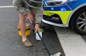 Polizei Köln: POL-K: 210622-7-K Vorbildliche Rettungskette und glückliche Zufälle - Polizei, Feuerwehr und Imker retten Bienenvolk/Fotos