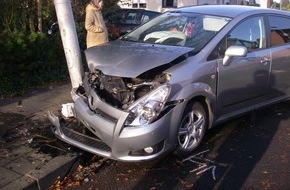 Polizei Düren: POL-DN: Straßenlaterne und Vorgarten in Unfall verwickelt