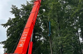 Feuerwehr München: FW-M: Baum droht zu fallen (Oberföhring)
