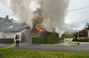 Feuerwehr Lennestadt: FW-OE: Carportbrand in Lennestadt-Grevenbrück greift auf Wohngebäude über - Gebäude unbewohnbar