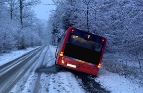 Polizei Paderborn: POL-PB: Verkehrsunfälle auf schneeglatten Straßen im Südkreis / Lkw-Fahrer verunglückt beim Schneekehren