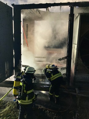 FW Pforzheim: Sattelauflieger geht auf A8 in Flammen auf