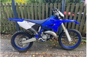 Polizeipräsidium Karlsruhe: POL-KA: (KA) Karlsruhe - Motorradfahrer attackiert Passanten und flüchtet - Polizei sucht nach Zeugen
