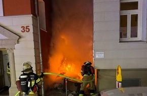 Feuerwehr Stuttgart: FW Stuttgart: Flammen greifen auf Wohngebäude über