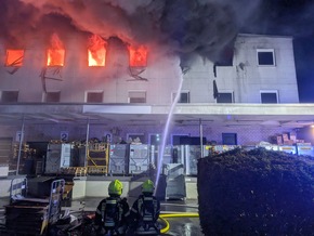 Feuerwehr MTK: Ausgedehnter Brand in Gewerbeobjekt in Hattersheim am Main - Feuer gelöscht, Nachlöscharbeiten dauern an