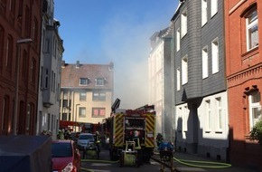Feuerwehr Gelsenkirchen: FW-GE: Brennender Sperrmüllhaufen im Hinterhof -Flammen greifen auf Gebäude in Bismarck über