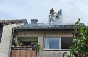 Feuerwehr Remscheid: FW-RS: Dachstuhlbrand in einem Reihenhaus