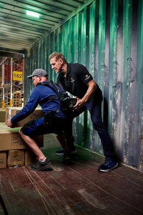 Ralf Moeller testet neues Exoskelett bei DACHSER