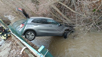 POL-PPWP: Unfall: Auto stürzt in einen Bach