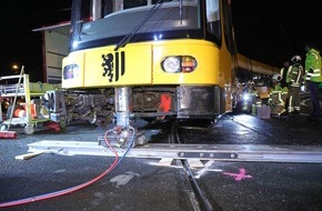 Feuerwehr Dresden: FW Dresden: Straßenbahn gleist nach Verkehrsunfall aus