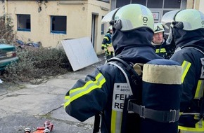 Feuerwehr Bochum: FW-BO: Verpuffung in Anbau einer Werkstatt - eine verletzte Person, Geb&auml;ude nicht mehr nutzbar