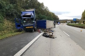 Verkehrsdirektion Koblenz: POL-VDKO: Alleinbeteiligter Gliederzug verunfallt im Seitenstreifen und kommt auf der Fahrbahn zum Liegen