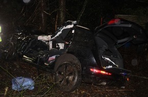 Feuerwehr Bergisch Gladbach: FW-GL: Pkw-Fahrerin stürzt Böschung hinab und wird schwerstverletzt - Gemeinsame Pressemitteilung der Polizei Rhein-Berg und der Feuerwehr Bergisch Gladbach