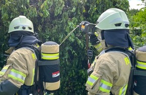 Freiwillige Feuerwehr Lehrte: FW Lehrte: Gas-Abflammgerät gegen Unkraut setz Hecke in brand
