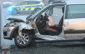 Polizei Minden-Lübbecke: POL-MI: Autos kollidieren auf der L 770 - Autofahrerin ins Krankenhaus gebracht