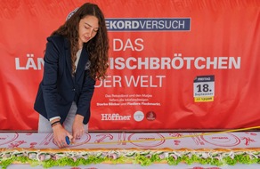 &raquo;M&ouml;belhaus H&ouml;ffner&laquo; pr&auml;sentiert das l&auml;ngste Fischbr&ouml;tchen der Welt (51,87 Meter)