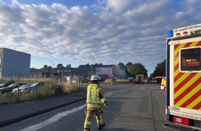 Freiwillige Feuerwehr Bad Salzuflen: FF Bad Salzuflen: Vier Menschen bei Verrauchung einer Industriehalle verletzt / Feuerwehr Bad Salzuflen ist mit 55 Einsatzkr&auml;ften mehrere Stunden in der Daimlerstra&szlig;e im Einsatz