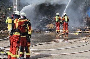 Feuerwehr Düren: FW Düren: Feuer in Entsorgungsbetrieb