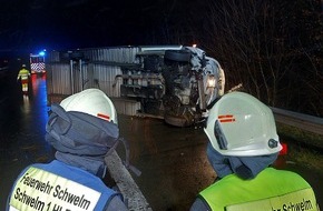 Feuerwehr Schwelm: FW-EN: Verkehrsunfall auf der BAB 43 - LKW kommt auf der Seite zum Liegen