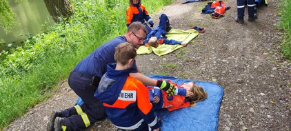 Feuerwehr der Stadt Arnsberg: FW-AR: Jugendfeuerwehr trainiert Einsatzrealität