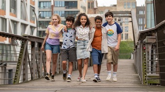 ARD Das Erste: Neue Staffel, neuer Sound: Nina Chuba singt Titelsong f&uuml;r "Die Pfefferk&ouml;rner"- 22. Staffel startet