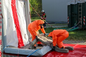 FW Lüchow-Dannenberg: Ammoniak-Austritt in Lebensmittel-Betrieb sorgt für Großeinsatz der Feuerwehr +++ Gefahrgut-Einheit des Landkreises im Einsatz +++ ca. 100 Einsatzkräfte erlebten erste Großübung seit drei Jahren
