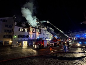 KFV Bodenseekreis: Dachstuhlbrand eines Wohn- und Geschäftshauses in der historischen Altstadt von Überlingen