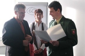 Polizeiinspektion Nienburg / Schaumburg: POL-STH: Stadthäger Chef-Ermittler geht in Ruhestand Dirk Homeier vom Inspektionsleiter verabschiedet
