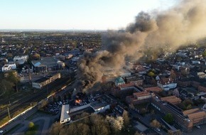 Feuerwehr Ahlen: FW-WAF: Brand auf Schrottplatz