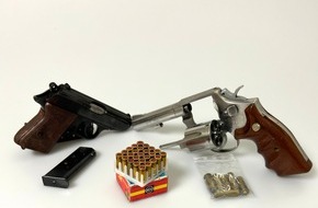 Zollfahndungsamt Hannover: ZOLL-H: Familiengeschäft mit Schmuggelzigaretten / ZOLL stellt im Auftrag der Staatsanwaltschaft Duisburg illegale Zigaretten, Schusswaffen und Bargeld in Duisburg sicher