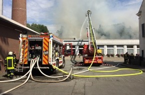 Feuerwehr Dorsten: FW-Dorsten: Feuerwehr Dorsten bekämpfte Großbrand in einer Lagerhalle